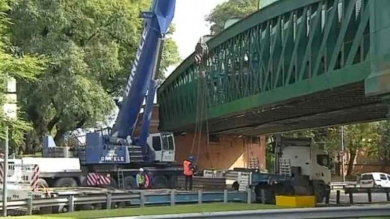 trenes,-el-dia-despues:-quedan-14-heridos-en-observacion,-y-trabajan-con-gruas-para-liberar-las-vias