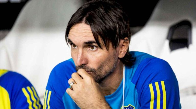 dolor-de-cabeza-para-diego-martinez:-un-futbolista-clave-en-boca-no-pudo-terminar-la-practica-por-una-molestia