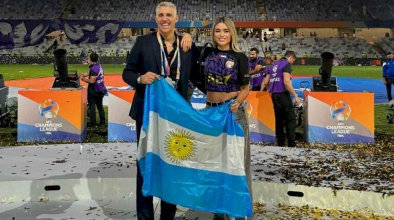 el-romantico-momento-entre-hernan-crespo-y-su-novia-tras-la-consagracion-del-al-ain-en-la-champions-de-asia