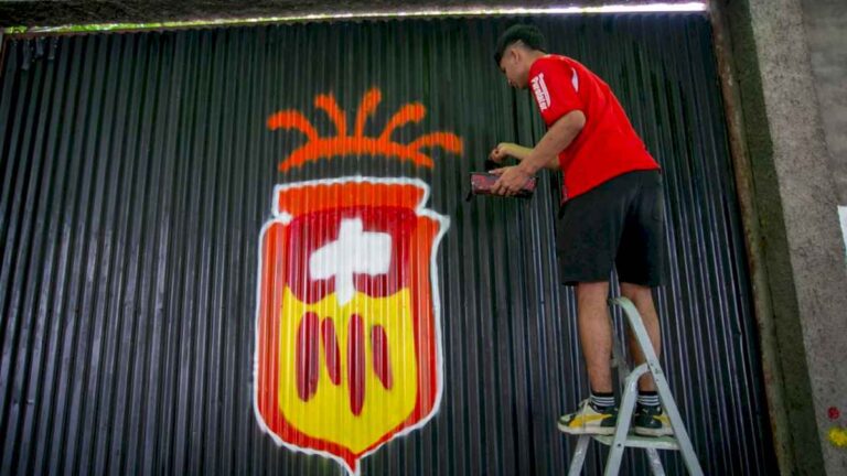 joven-repara-el-porton-de-un-colegio-de-ciudad-que-habia-vandalizado