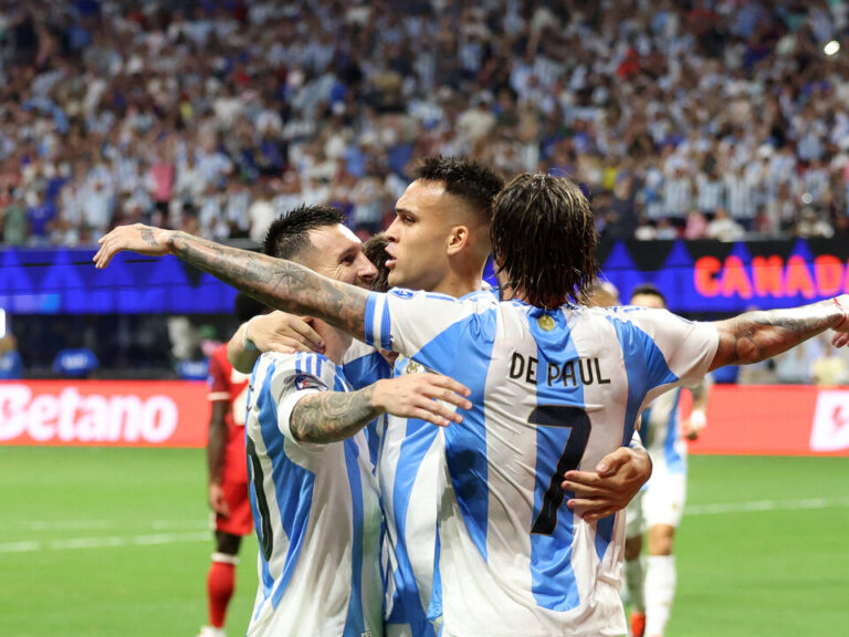 A qué hora juega Argentina vs Perú, dónde ver y formación
