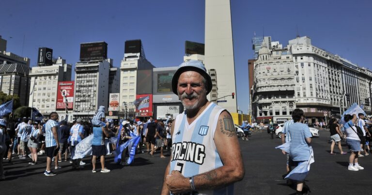 El plantel de Racing aterrizó en Argentina tras ganar la Copa Sudamericana y se espera una celebración histórica