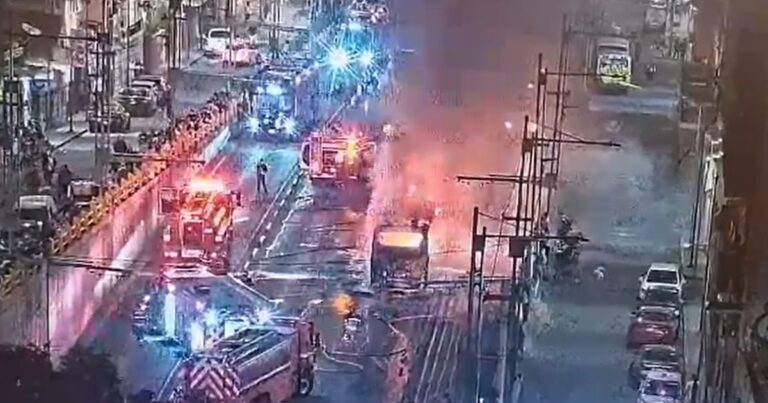 Se incendia un camión de RTP en inmediaciones de Metro Garibaldi | VIDEO