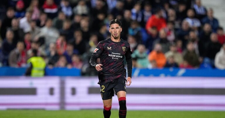 El defensa español José Ángel Carmona renueva su contrato con el Sevilla FC hasta 2028