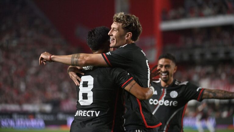 River ganó en La Plata, mantiene una mínima chance y pone un pie en la Libertadores