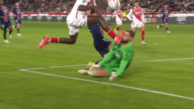 Arquero italiano del PSG sufrió una brutal patada y lo suturaron con clips