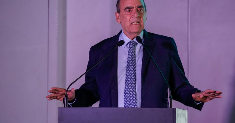 El Gobierno responde al desafío de la Corte, que funcionará con tres jueces