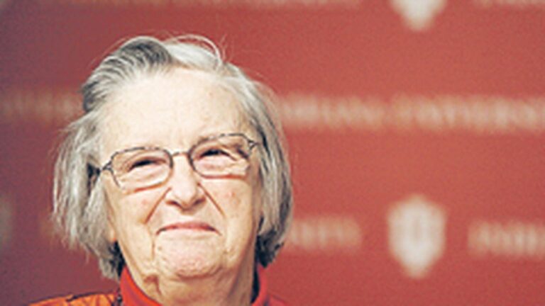 Quién es Elinor Ostrom, la primera mujer en ganar un Premio Nobel de economía