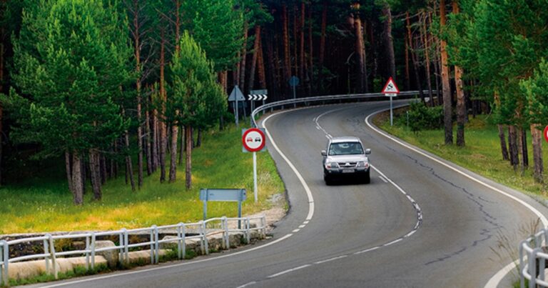 Qué significa la señal P-33 de la DGT: hay que estar muy atento a ella en invierno