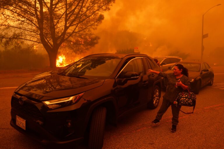 Incendio en Los Ángeles, hoy en vivo: cómo sigue el combate del fuego en California, a la espera de fuertes vientos