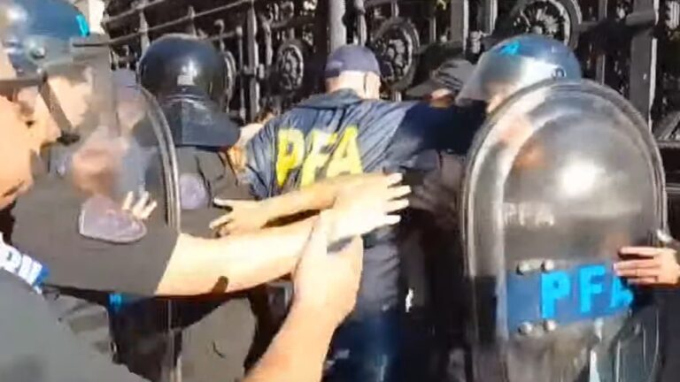 Tensión en el Congreso: la Policía Federal vuelve a reprimir jubilados con gas pimienta