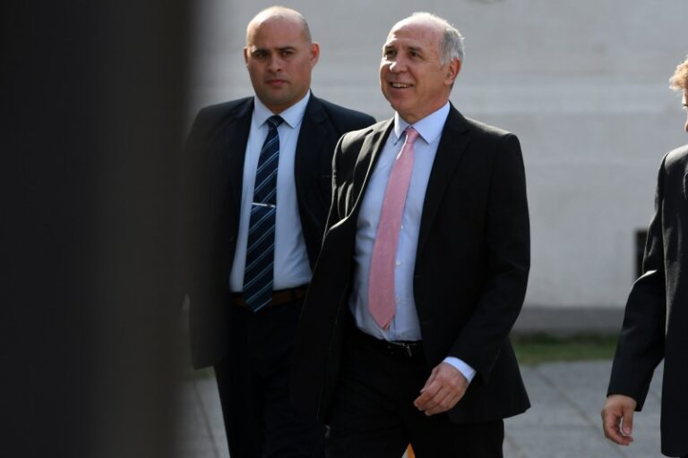 Desesperado, el gobierno le pide a Lorenzetti que frene a Servini