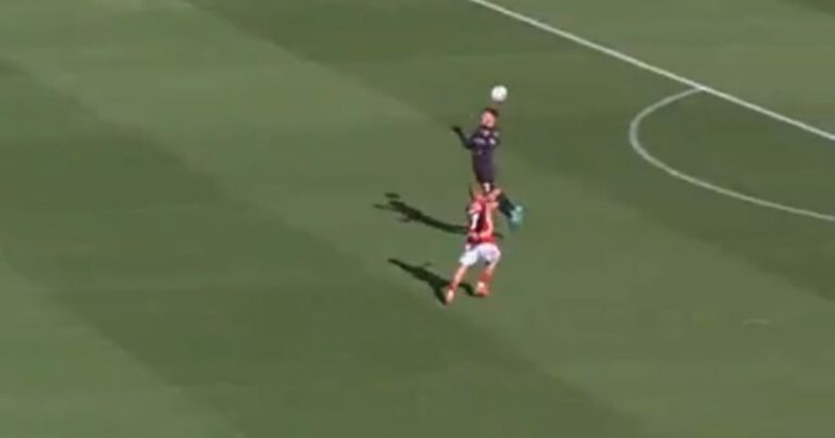 Video: el blooper de un arquero australiano en un gol de arco a arco