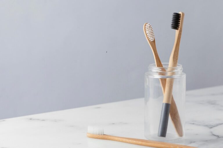 El error antihigiénico que todos cometen con su cepillo de dientes, según un científico