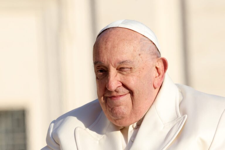 Cómo sigue la salud del Papa: salió de un estado crítico y pasó otra noche tranquila