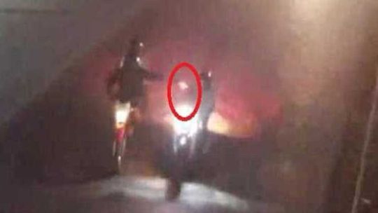 En La Matanza, un grupo de delincuentes asesinaron a sangre fría a un joven para robarle la moto