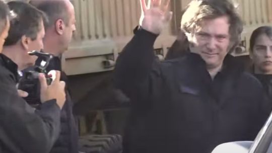 «Caretas! Vienen por la fotito»: insultaron a Javier Milei en Bahía Blanca