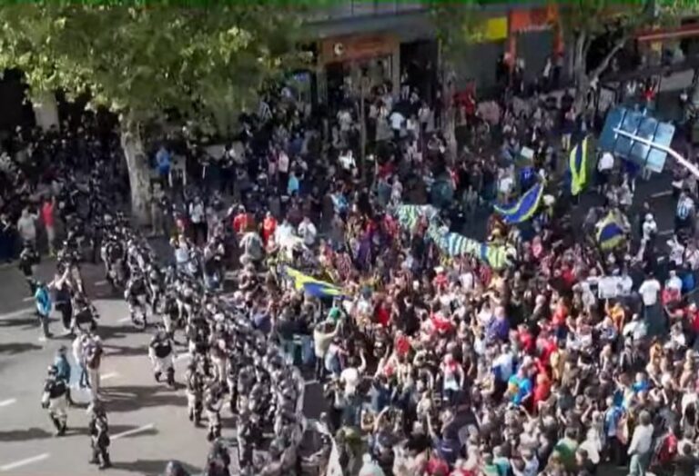 Marcha de los jubilados con los hinchas, en vivo: la protesta en el Congreso, minuto a minuto