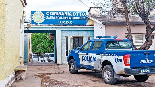 Lo estaban velando y dos policías aprovecharon para robar en su casa