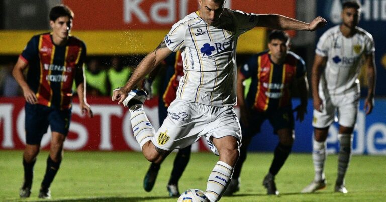 Insólito: se desgarró pateando un penal