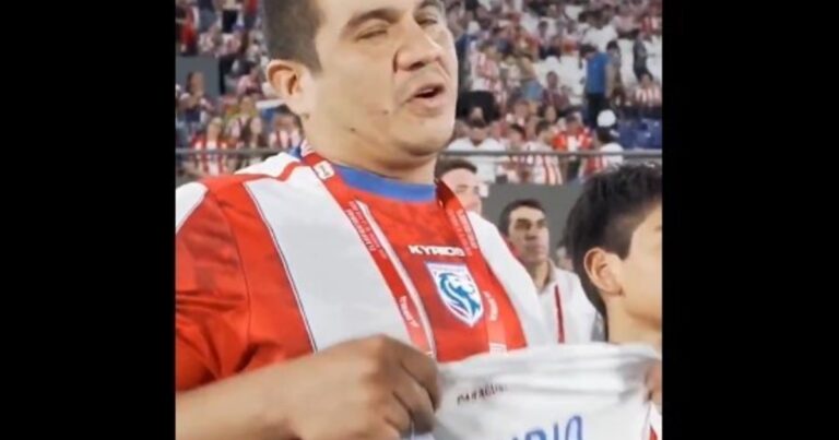 El regalo que le hicieron al repositor que emocionó a Gustavo Alfaro en Paraguay