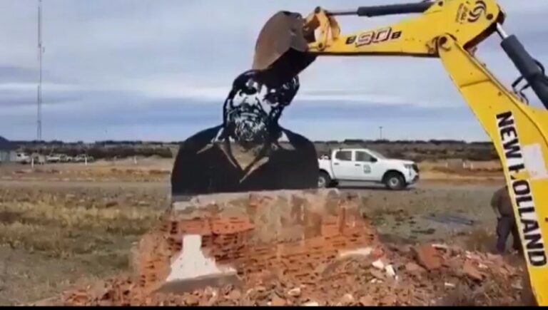 El gobierno arrancó un busto de Osvaldo Bayer en Río Gallegos