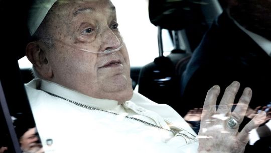 El laborioso Papa Francisco deberá hacer dos meses de reposo y volver despacio al trabajo