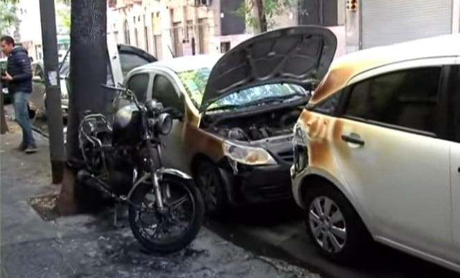 Ataque de quemacoches: incendiaron ocho autos y una moto frente a la sede del PJ