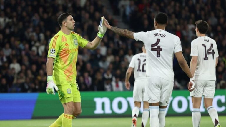 Las tremendas atajadas del Dibu Martínez en el duelo Aston Villa ante PSG