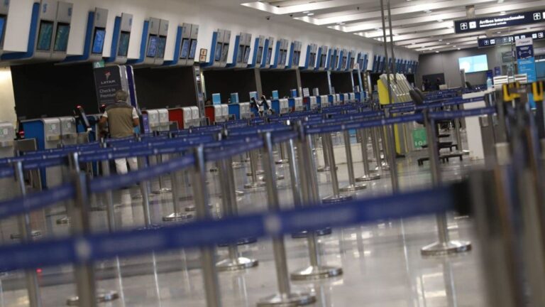Las fotos de Aeroparque, desolado por el paro de la CGT