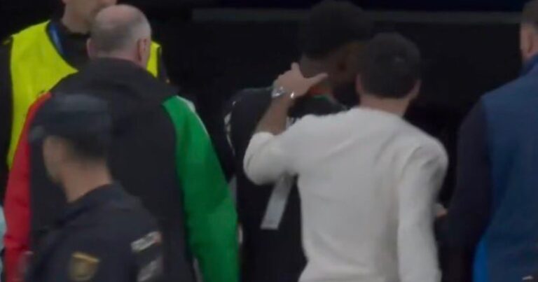 A Saka lo agarraron del cuello y después metió el 1 a 0 ante el Real Madrid