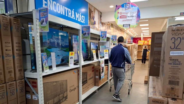 Supermercado mayorista vende televisores y freidoras de aire baratas y en cuotas sin interés