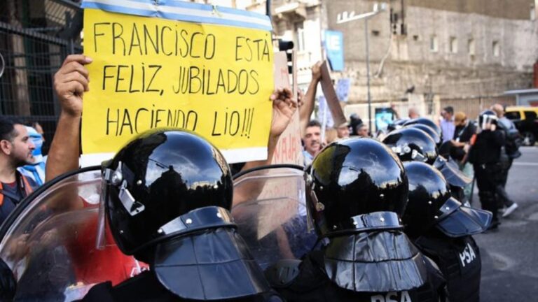 Tensión con los jubilados que reclaman en el Congreso: la marcha se extendió hasta plaza de Mayo