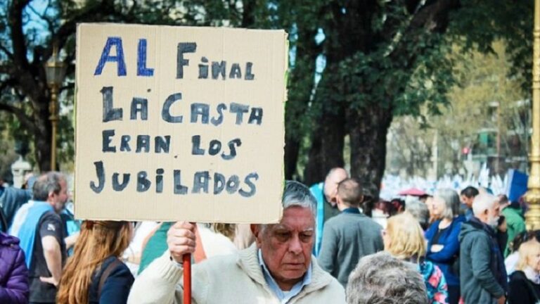 Jubilaciones: pese a la inflación, Milei y Caputo mantienen congelado el bono de $ 70.000