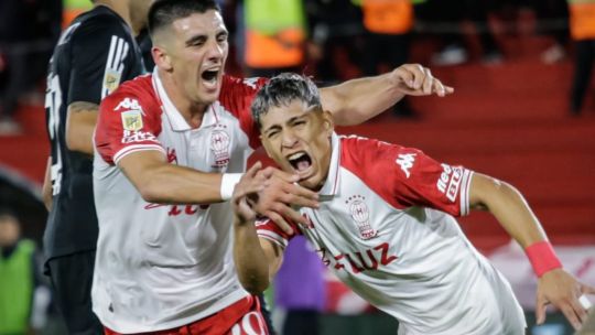 Huracán le ganó en un ajustado partido 3 a 2 a Riestra y se metió en los cuartos de final