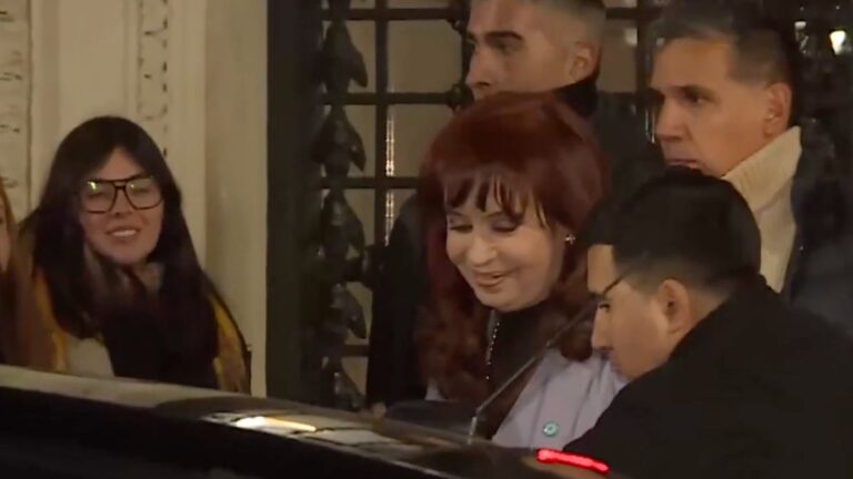 Video: Cristina Kirchner partió rumbo a la sede del PJ rodeada de militantes