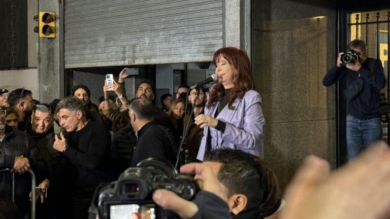 Cristina Kirchner le habló a la militancia: «Creen que van a solucionar esto metiéndome presa?»