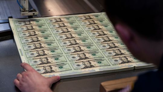 Paul Tudor Jones anticipa una caída del 10% del dólar para el próximo año