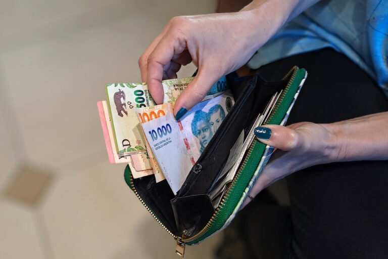 El piso salarial avanza sólo el 1,5% por mes