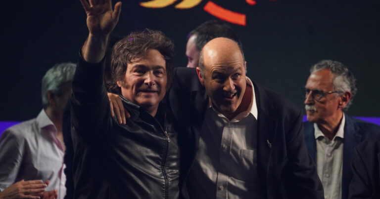 El Gobierno ya despidió a 50.000 empleados públicos, el 10% del total