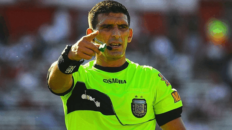 El árbitro Andrés Merlos deberá donar leche en polvo por la patada a un dirigente