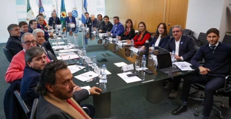 Malestar en las provincias. Gobernadores se reúnen con enviado de Caputo