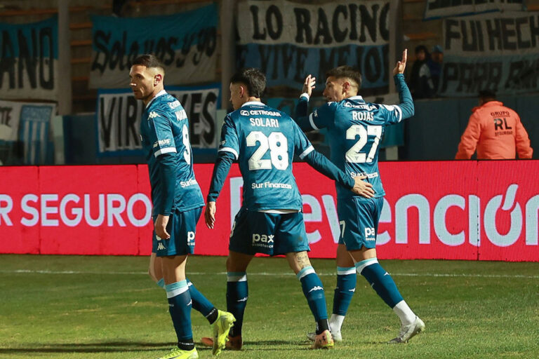 Racing pasó a octavos de final con los goles de «Maravilla» Martínez