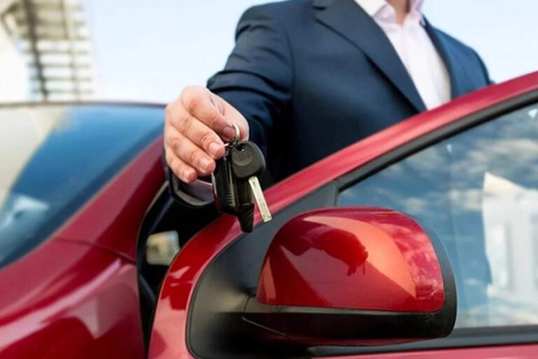 Gracias a Javier Milei, cada vez se necesitan menos salarios para comprar un auto