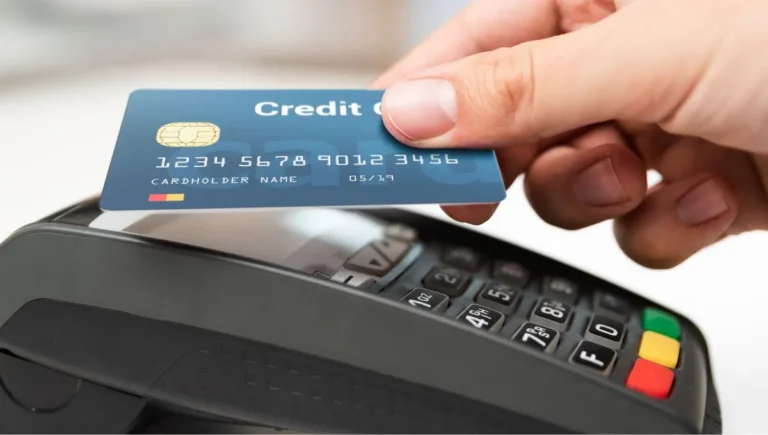 Con los salarios atrasados, las familias se endeudan y crece el no pago de la tarjeta