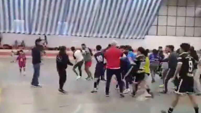 Un partido de los Juegos Evita terminó en una batalla campal: las imágenes