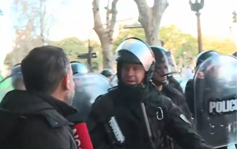 Así un policía le disparó a un periodista en vivo en plena protesta de jubilados en Congreso
