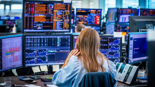 Tras el desembolso del FMI, avanzaron acciones y bonos y el dólar volvió a caer