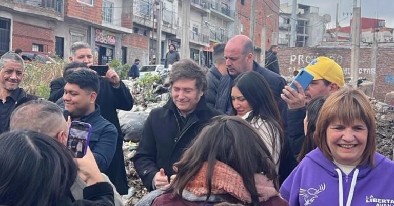 El detrás de escena de la provocadora foto de Javier Milei para inaugurar la campaña bonaerense en La Matanza