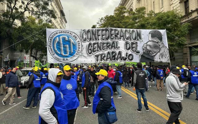La CGT envió un mensaje de advertencia para Milei en Plaza de Mayo